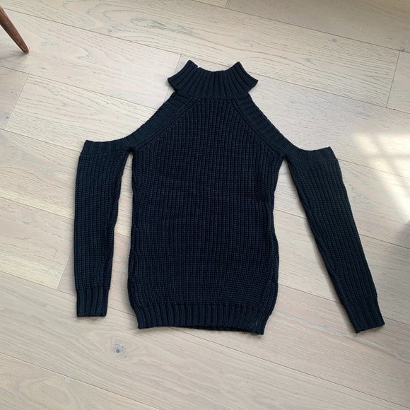 Black sweater with shoulder cut out detail - Picture 2 of 3